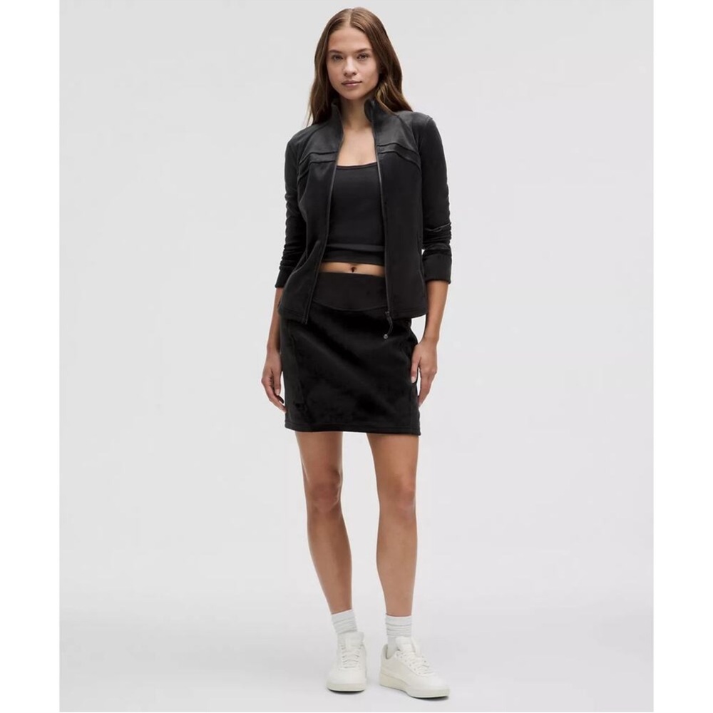 Lululemon Scuba High-Rise Mini Skirt
Velvet in Black Size M